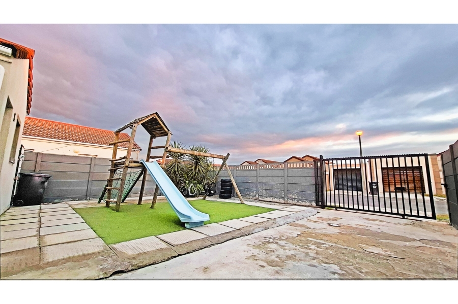 2 Bedroom Property for Sale in Broadlands Village Western Cape